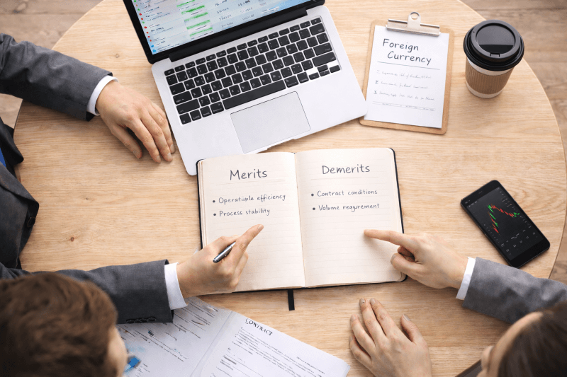 法人向け外貨両替契約のメリット・デメリットとは?業務効率とコスト管理の観点からわかりやすく解説